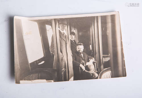 Fotografie / Postkarte (1913), 3 Personen im Zeppelin, rs. handschriftlich bez. 