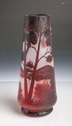 Jugendstil-Vase (um 1900), konische Form, klares Glas rot überfangen, romantische