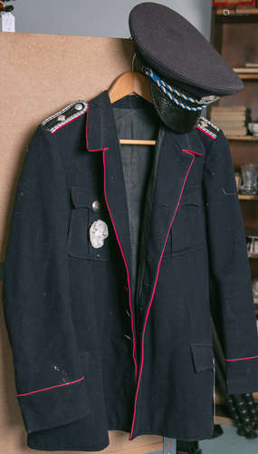 Alte Feuerwehr-Uniform m. Mütze, dunkelblaues Wolltuch m. roten Vorstößen, Schulterstücke