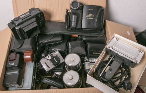 Gr. Konvolut von Foto- u. Filmtechnik, über 30 Teile, bestehend aus alten Kameras (teils