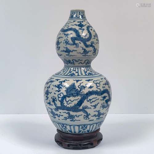 MING BLUE & WHITE DRAGON DOUBLE GOURD BOTTLE ON STAND