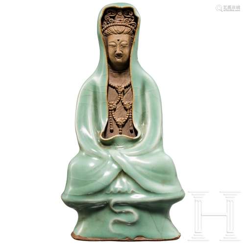 Eine Longquan-Guanyin-Keramik-Statuette, China, späte Qing-Dynastie, Anfang 20. Jhdt.