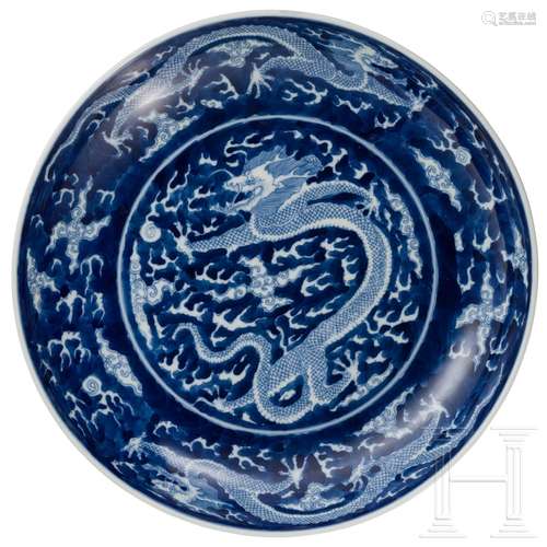 Blau-weißer Drachenteller mit Kangxi-Marke, China, 20. Jhdt.