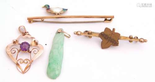 Mixed Lot: 9ct stamped bar brooch applied with a triangular enamel and baroque pearl set duck, 5cm