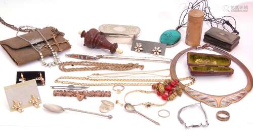 Tray of metal chains, bracelets, plated oval snuff box, horn snuff box, rings, pendants