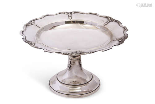 George V pedestal fruit dish, the circular top with applied wavy and bellflower drop edge, supported