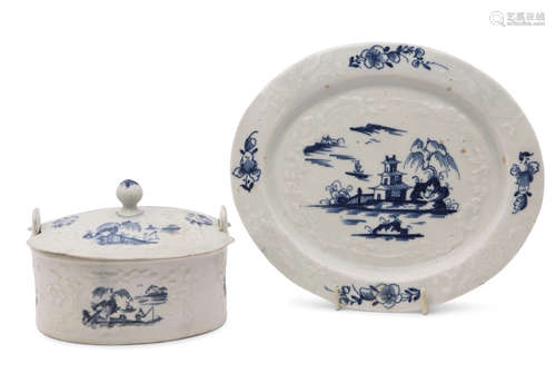 Lowestoft butter tub and cover and associated stand, all decorated with a chinoiserie design of a