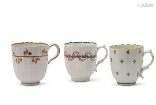 Lowestoft porcelain coffee cup with wavy rim and gold sprig decoration together with a further