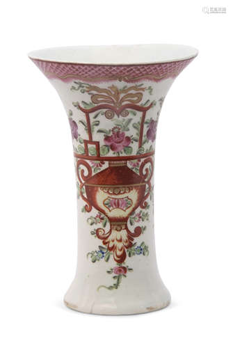 Lowestoft porcelain flared beaker vase decorated in polychrome in Chinese export fashion, 15cm high