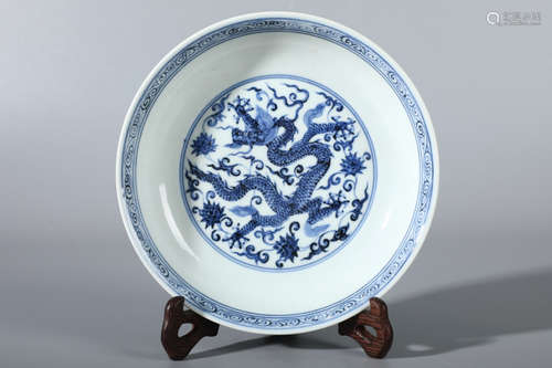 XUANDE MARK, CHINESE BLUE & WHITE DRAGON PLATE