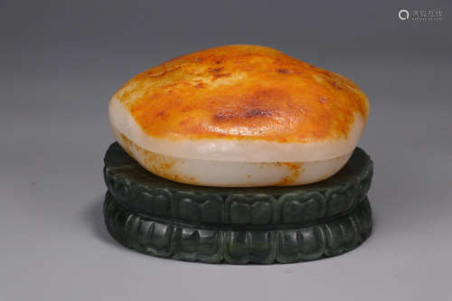 QIANLONG MARK, CHINESE CARVED HETIAN JADE CONTAINNER