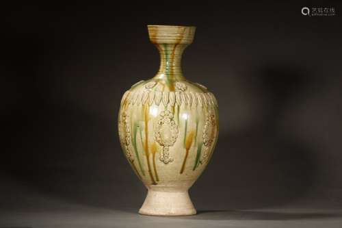 A Chinese Porcelain Three-Colored Vase