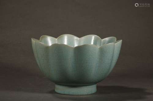 A Chinese Porcelain Ru Kiln Bowl