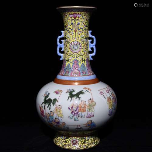 A Chinese Porcelain Famille Rose Vase