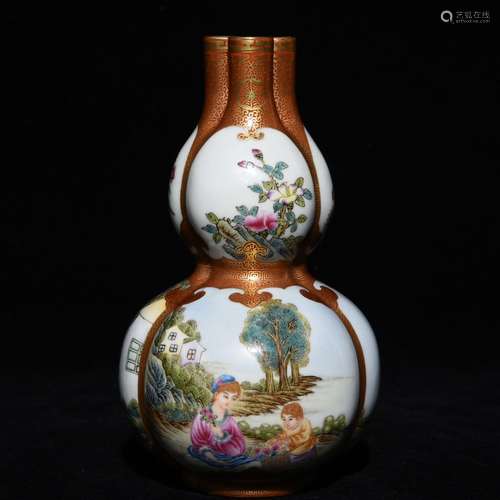 A Chinese Porcelain Enameled Gourd Vase