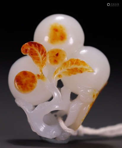 A HETIAN JADE PENDANT CARVED WITH PEACH