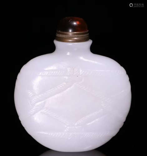 A HETIAN WHITE JADE SNUFF BOTTLE CARVED WITH PATTERN
