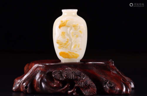 A HETIAN JADE SNUFF BOTTLE CARVED WITH FIGURE