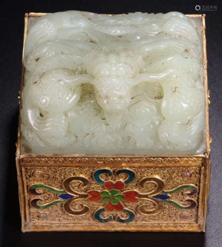 A HETIAN JADE SEAL EMBEDDED WITH GILT BRONZE