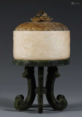 A HETIAN JADE BOX CARVED WITH DRAGON