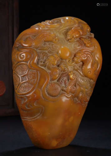 A TIANHUANG STONE PENDANT CARVED WITH DRAGON