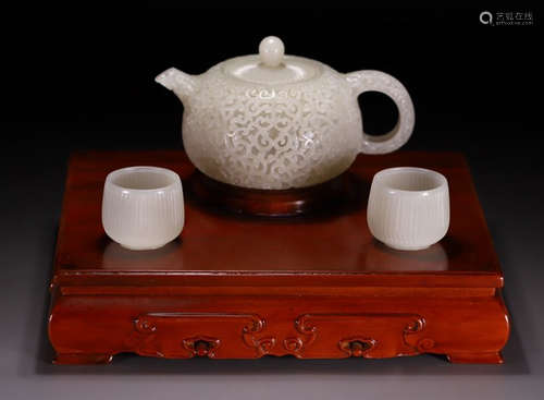 SET OF HETIAN JADE POT&CUPS