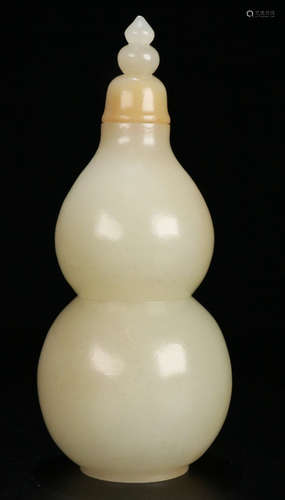 A HETIAN JADE GOURD VASE