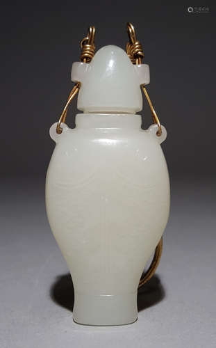 A HETIAN JADE VASE SHAPED WITH FISH