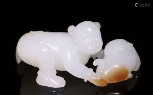 A HETIAN JADE FIGURE PENDANT