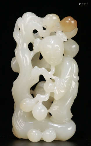 A HETIAN JADE FIGURE PENDANT