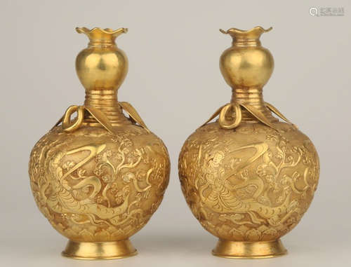 PAIR OF GILT BRONZE VASE CARVED WITH FIGURE