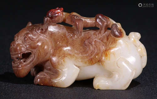 AN ANTIQUE JADE BEAST PENDANT