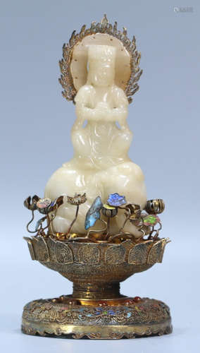 A HETIAN JADE GUANYIN BUDDHA STATUE EMBEDDED WITH GILT SILVER