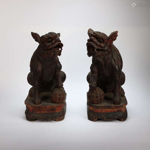 A PAIR OF CHINESE QING DYNASTY WOOD CARVING LIONS