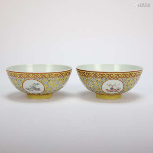 A PAIR OF CHINESE MULTICOLOURED BOWLS FROM QING DYNASTY