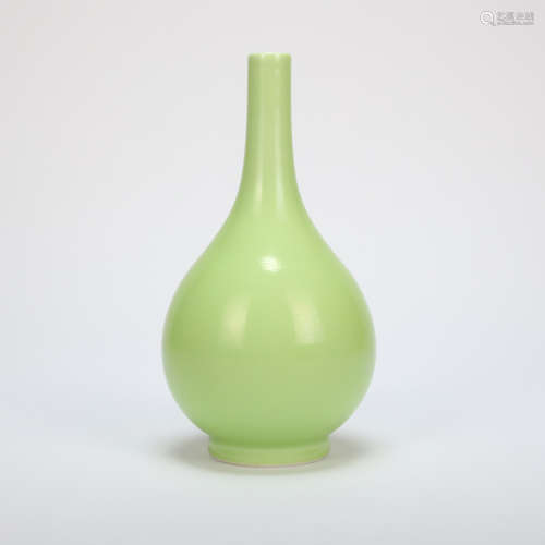 APPLE GREEN GLAZED BOTTLE IN QING DYNASTY, CHINA