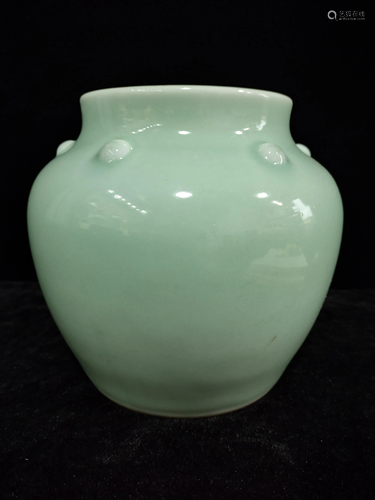 a chiense green glaze jar Yong Zheng mark