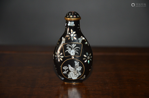 copper snail-inlaid thin snuff bottle