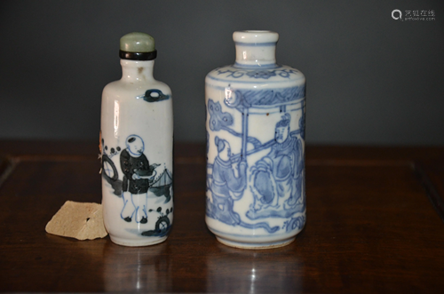 a pair of blue and white porcelain snuff bottle