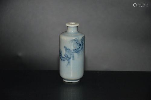 blue and white snuff bottle