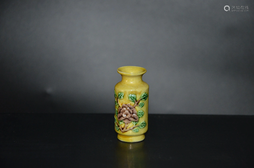 yellow glazed pile plastic snuff bottle