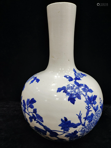 A chinese blue&white bottle vase