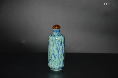 blue and white snuff bottle