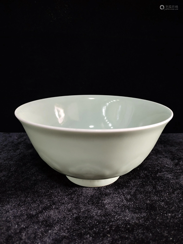 a chinese celadon glazed bowl Qian Long Mark