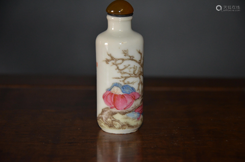 porcelain light crimson colour snuff bottle