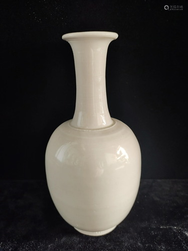 a chinese white glazed vase, song style