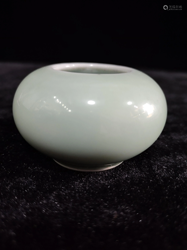 a chinese celadon water pot Qian Long Mark