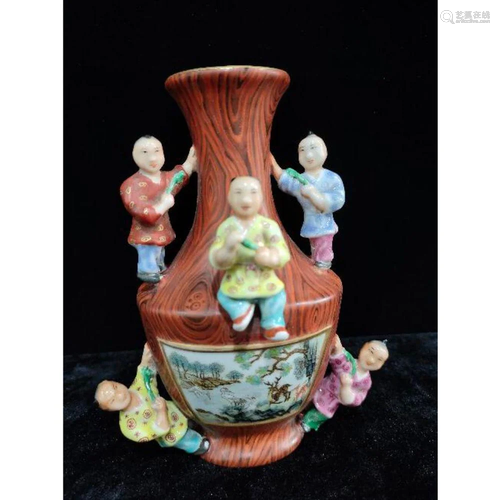 A chinese famille rose wall vase with statue QIAN LONG