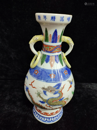 A chinese wucai dragon vase