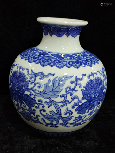 A chinese blue&white vase Jingde zhen MARK(1954)